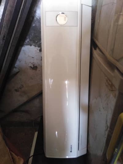 Gree Ac fresh condition 1.5 ton . with original gas . for sale ha .