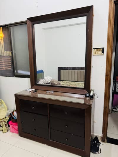 King-size bed with 2 side tabels without mattress and mirror table