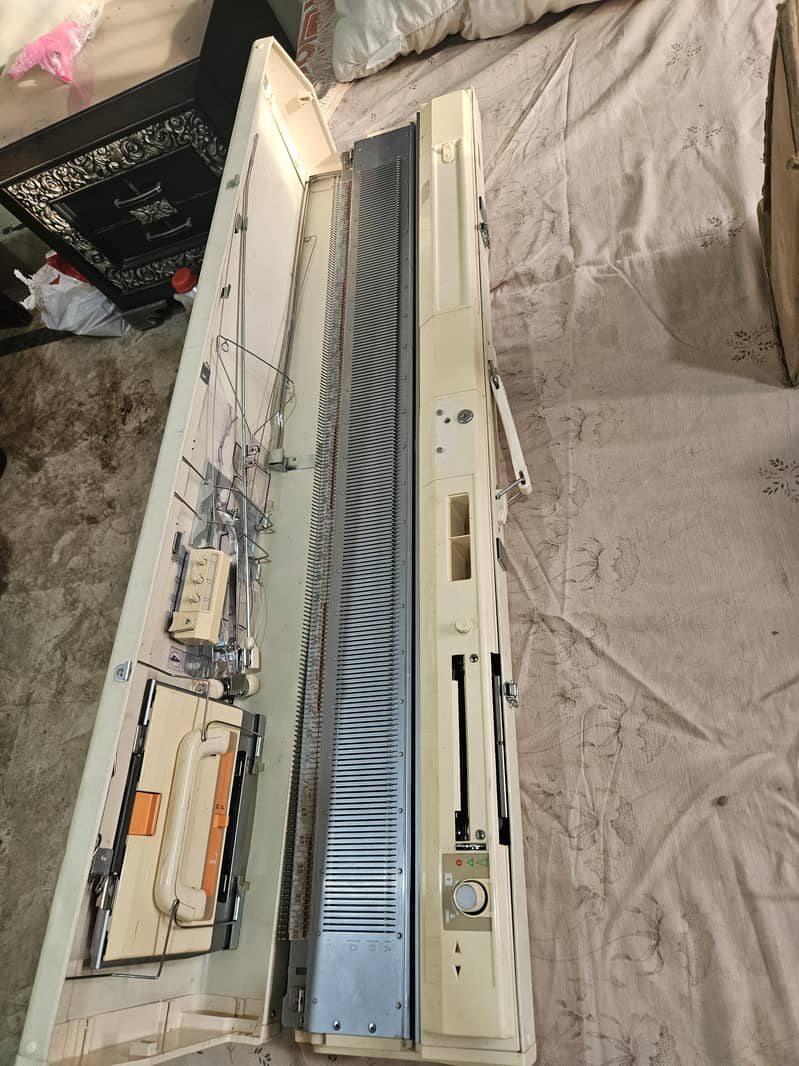 knitting machine 1