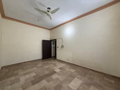 4 Marla Flat / Office Available For Rent in Sabzazar