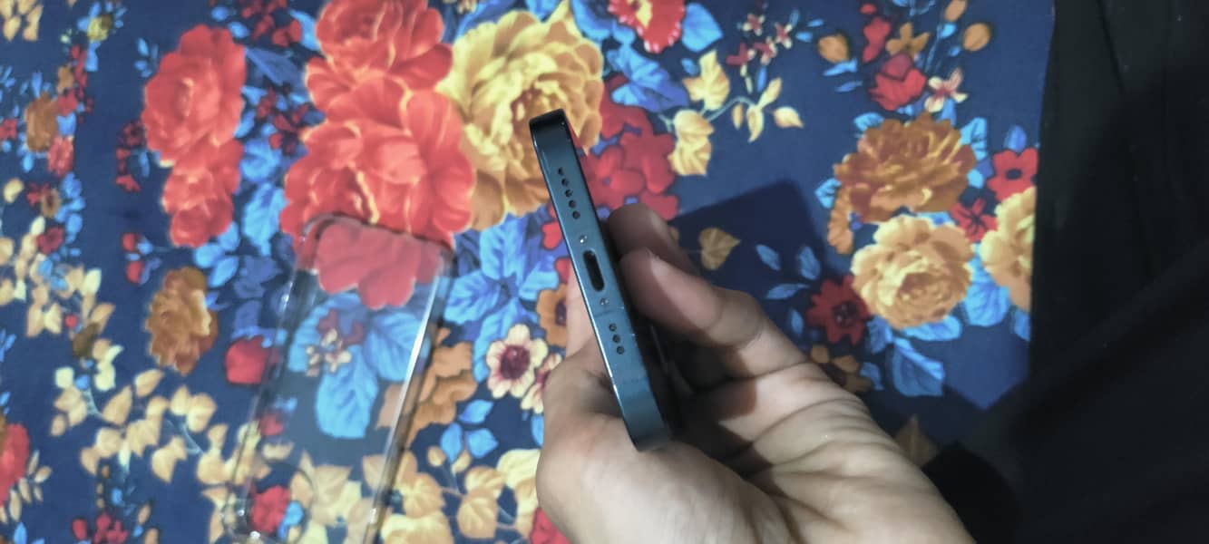 Apple iPhone 13 5