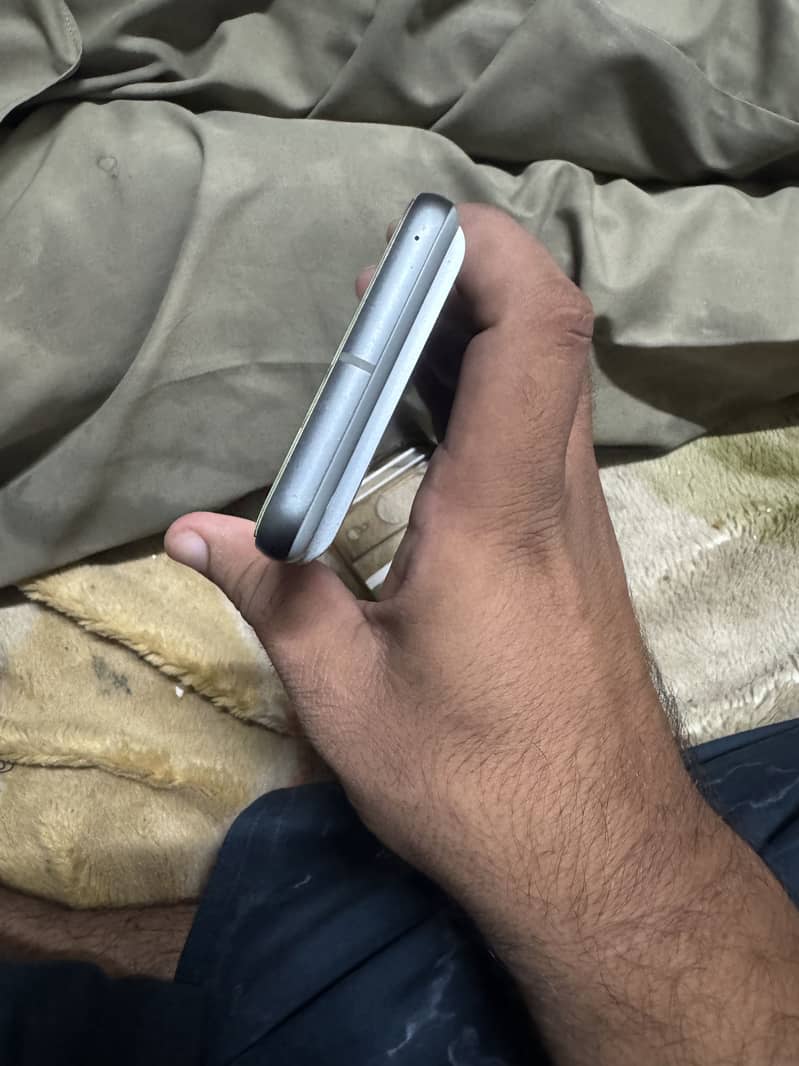 Google Pixel 8 4