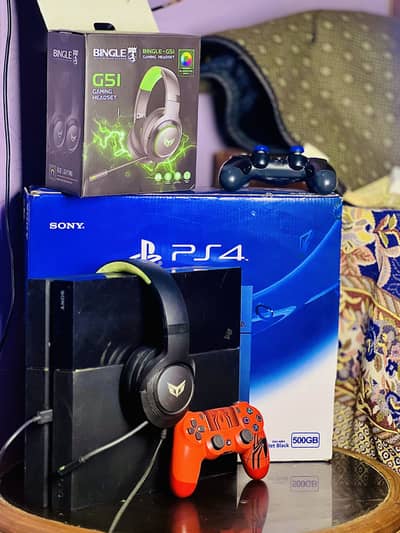 Ps4 fat 500gb with 2 controllers & headphone