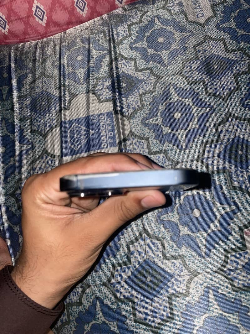 Apple iPhone 13 2