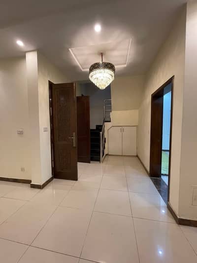 10 marla house for rent in faisal town