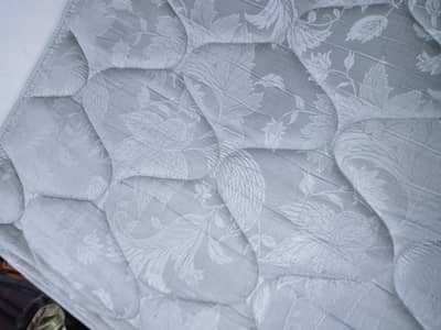 want to selling queen size mattress