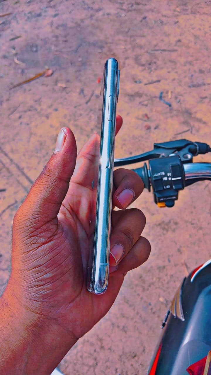 Apple iPhone X 3