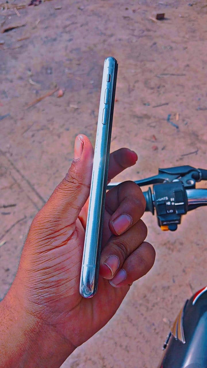 Apple iPhone X 4