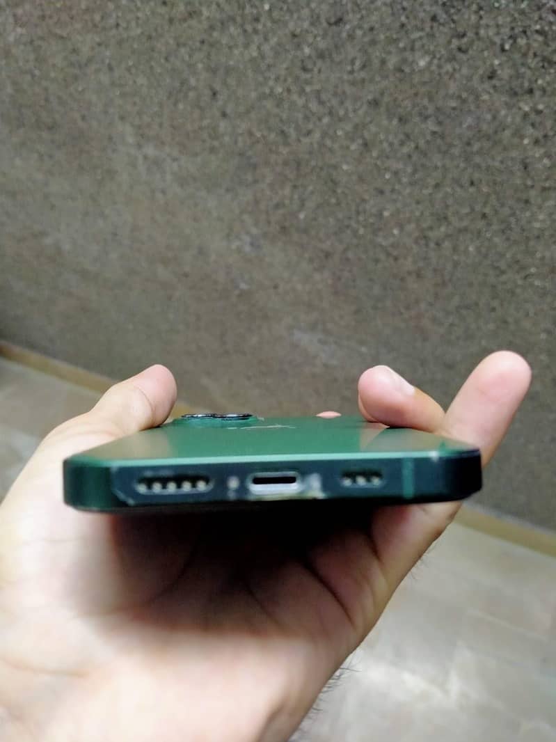 Apple iPhone 13 5