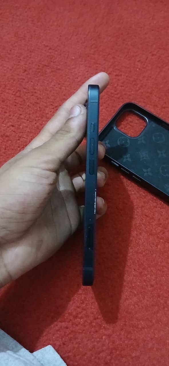 Apple iPhone 13 5