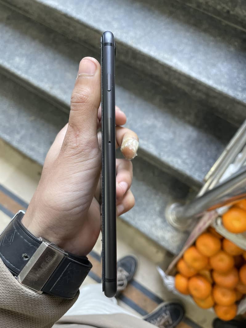 Apple iPhone 8 Plus 4