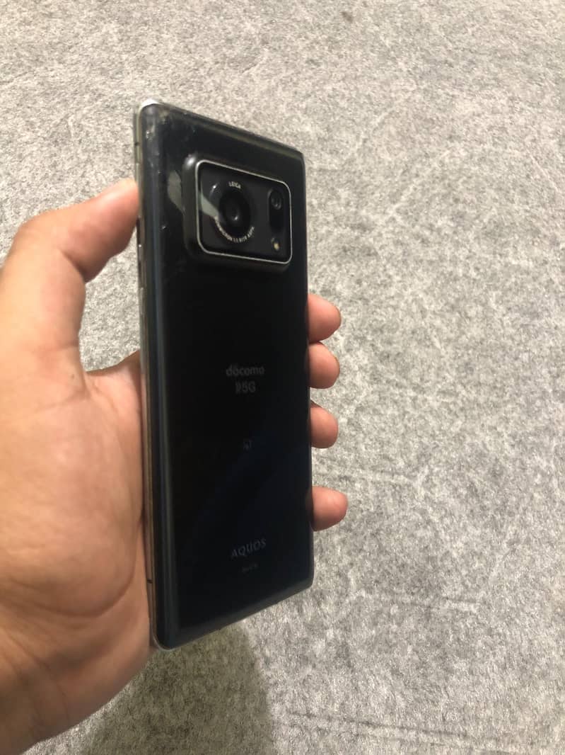 Sharp Aquos r6 5