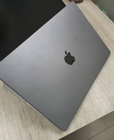 Macbook Pro M1 Pro 16GB Ram 1000GB storage