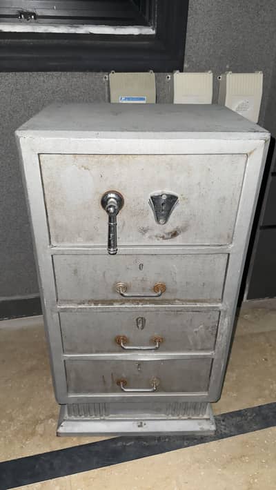 4 shelves locker