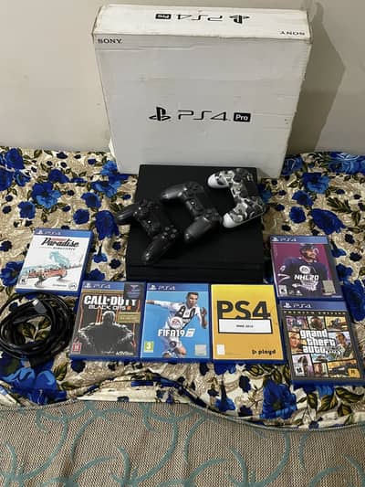 PS4 PRO NON JAILBREAK With Controllers and Games