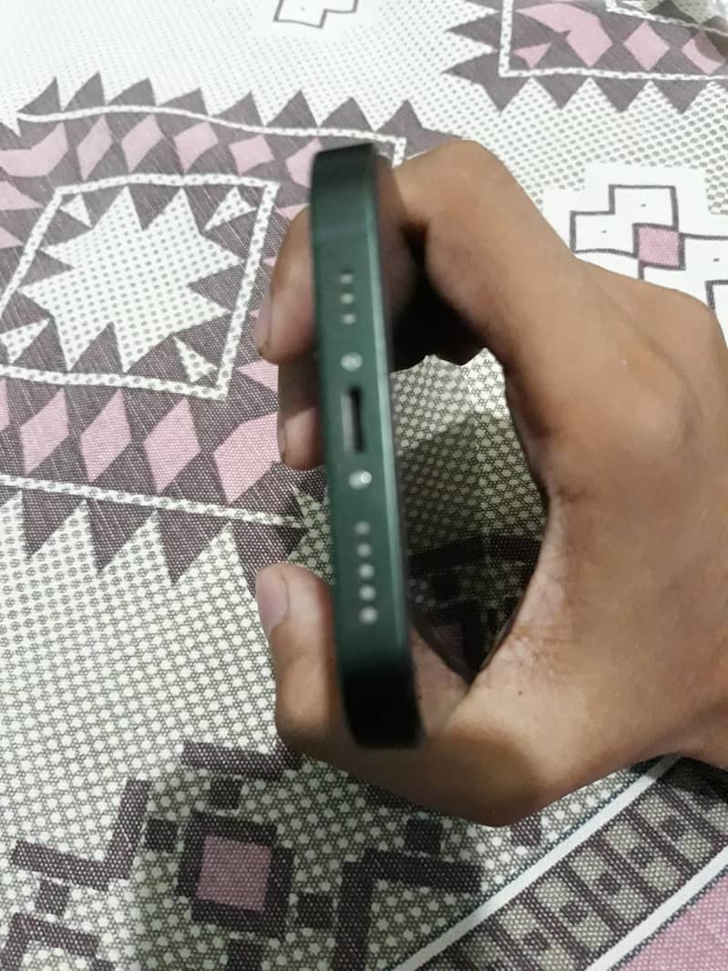 Apple iPhone 13 2