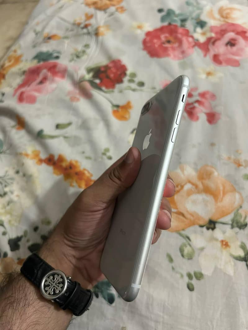 Apple iPhone 8 Plus 4