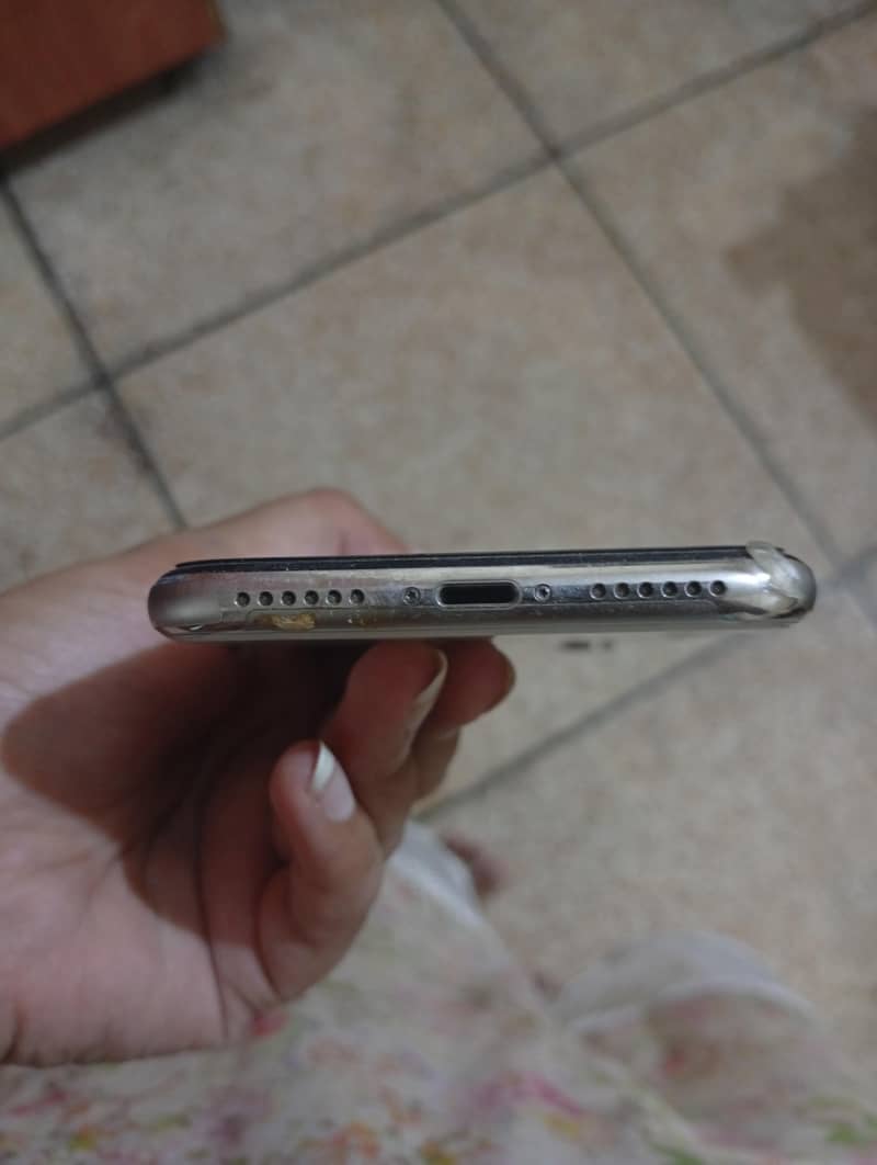 Apple iPhone X 4