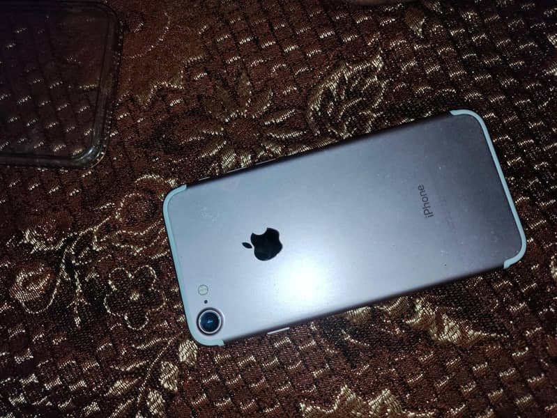 Apple iPhone 7 0