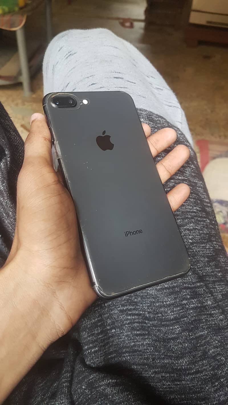 Apple iPhone 8 Plus 3