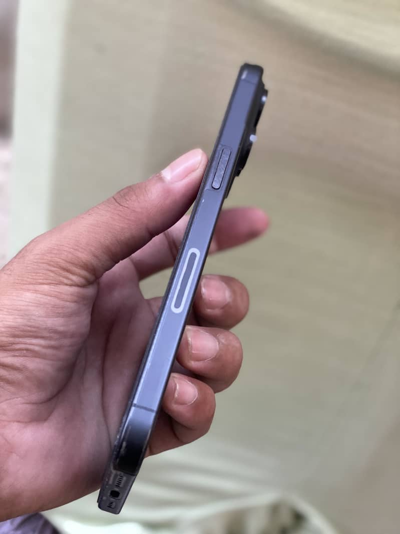 Apple iPhone 15 Pro Max 2