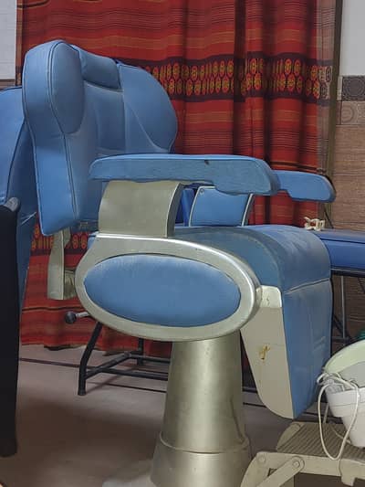 AMAZING AND COMFY BARBAR CHAIR FOR HAIRCUTTING