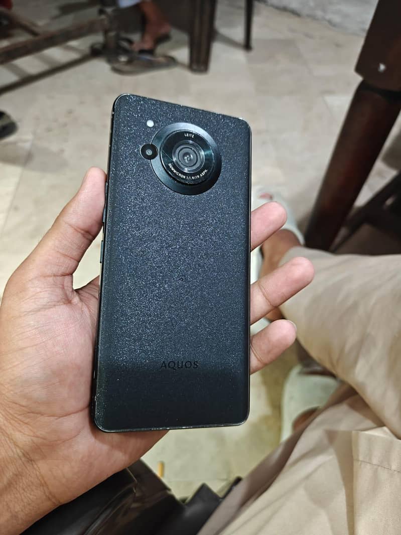 Sharp Aquos  R7 0