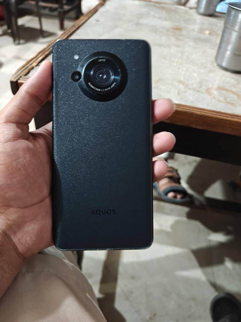 Sharp Aquos  R7 1