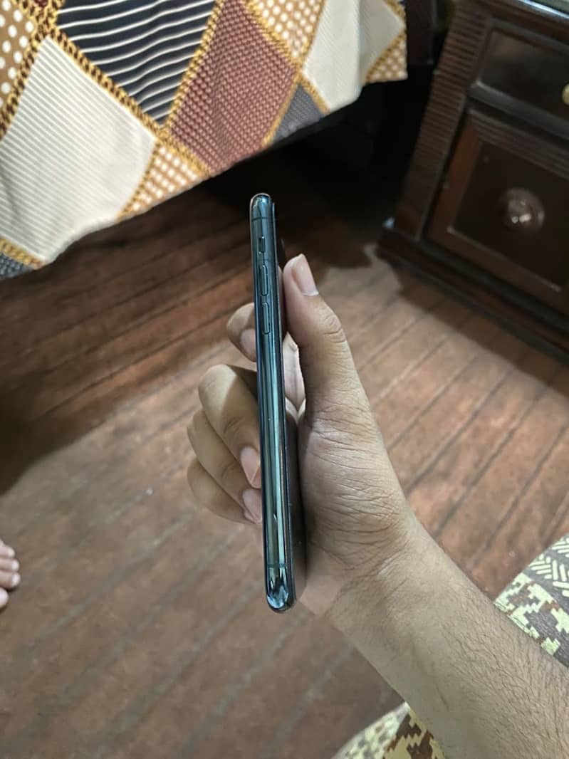 iPhone 11 Pro 4