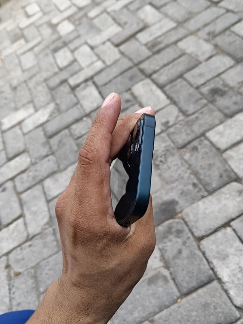 Apple iPhone 13 8