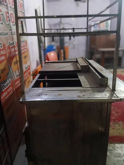 burger and fries counter