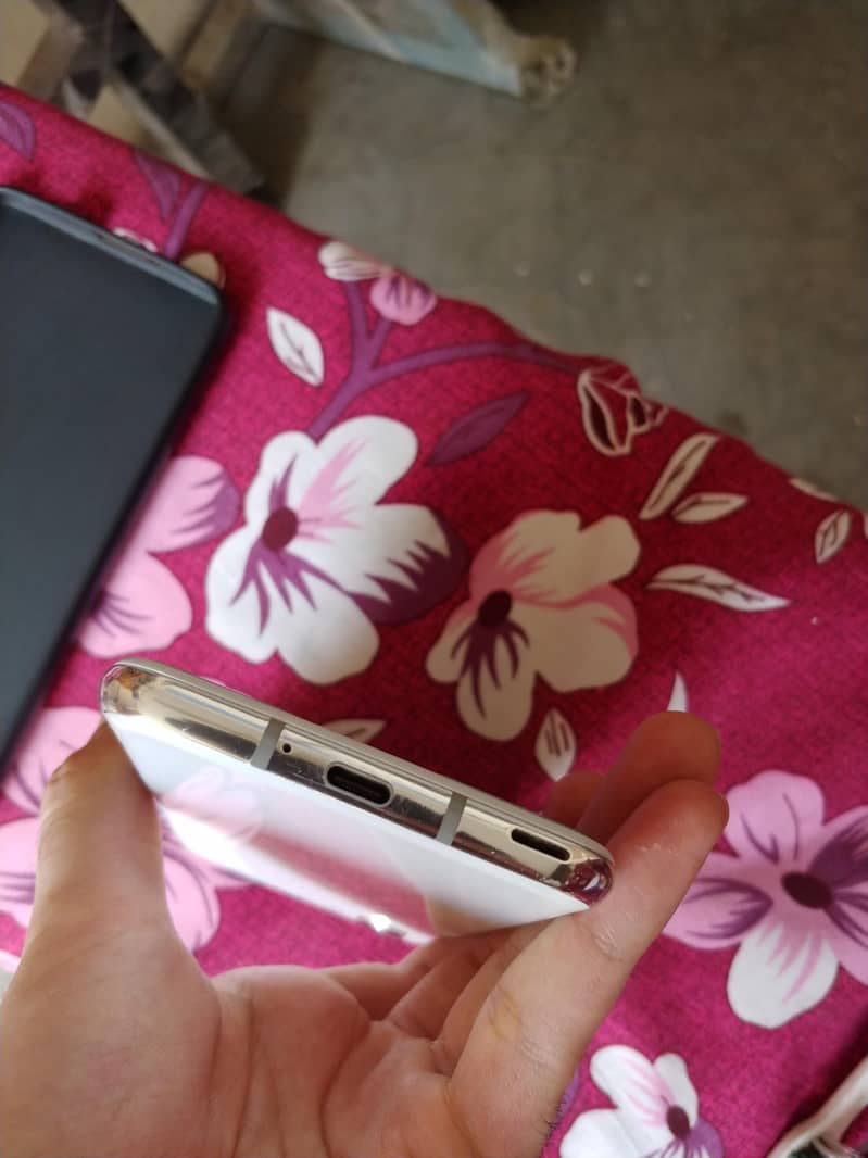 Sharp Aquos R2 4