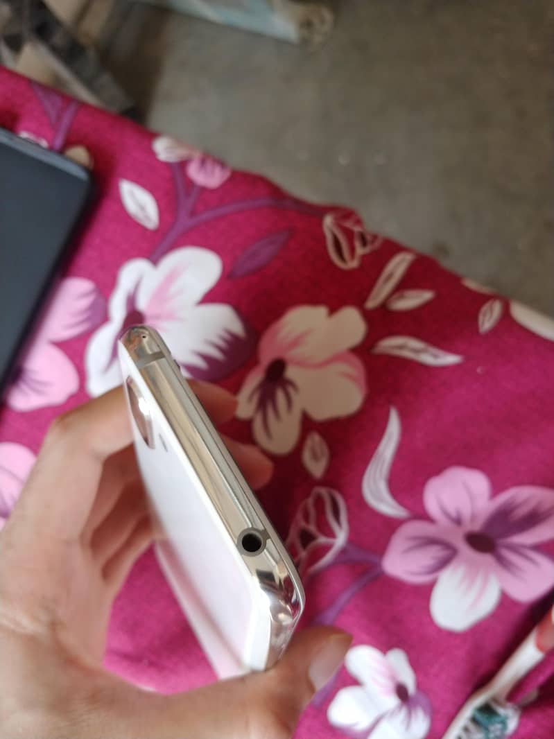 Sharp Aquos R2 5