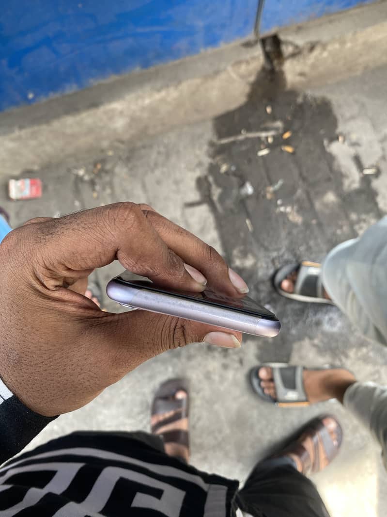 Apple iPhone 11 4