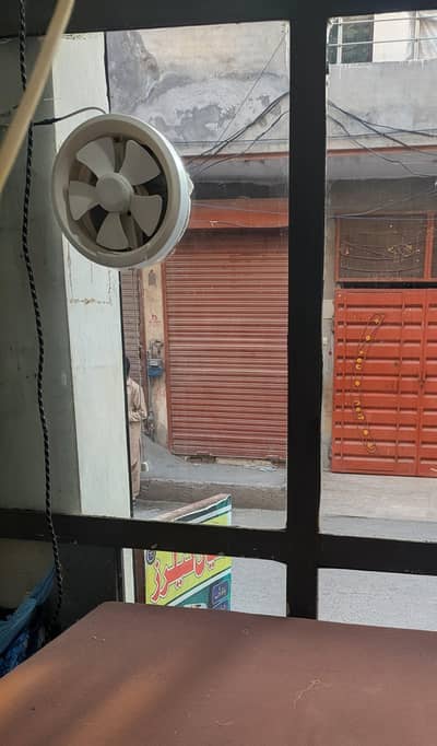 Tailar shop mirror