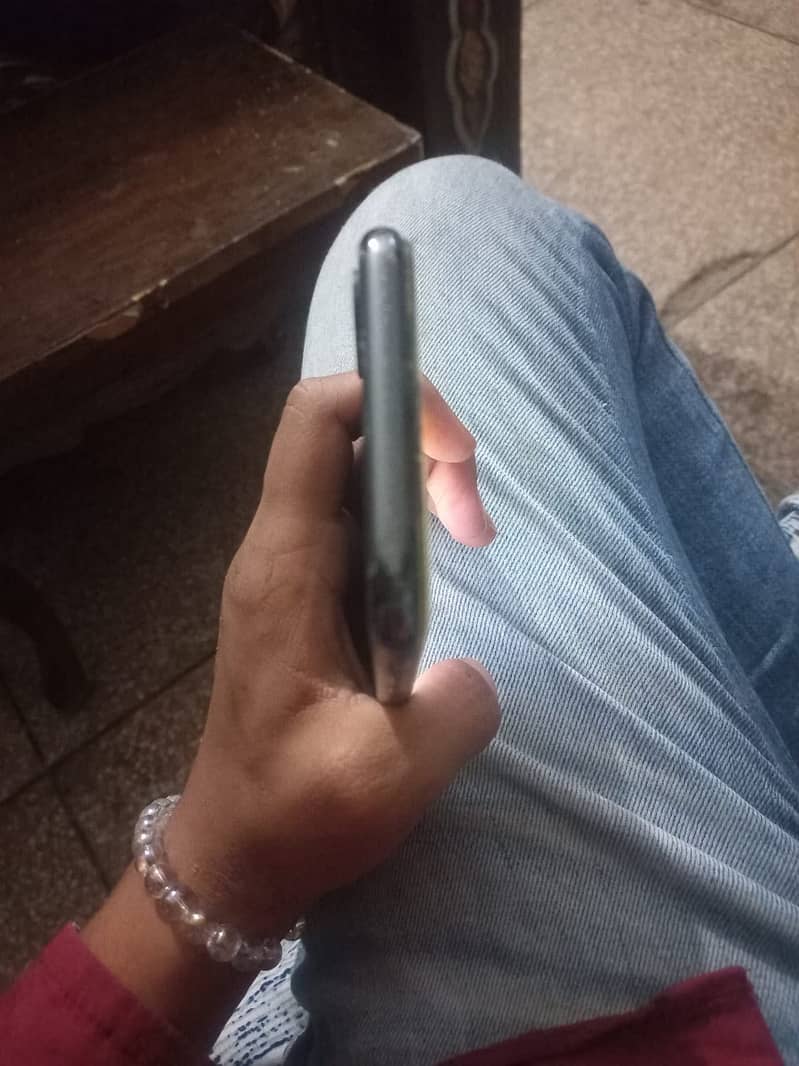 Apple iPhone X 4