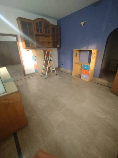 400 Square Yards Upper Portion In Gulshan-e-Iqbal - Block 13-D2 Is Best Option