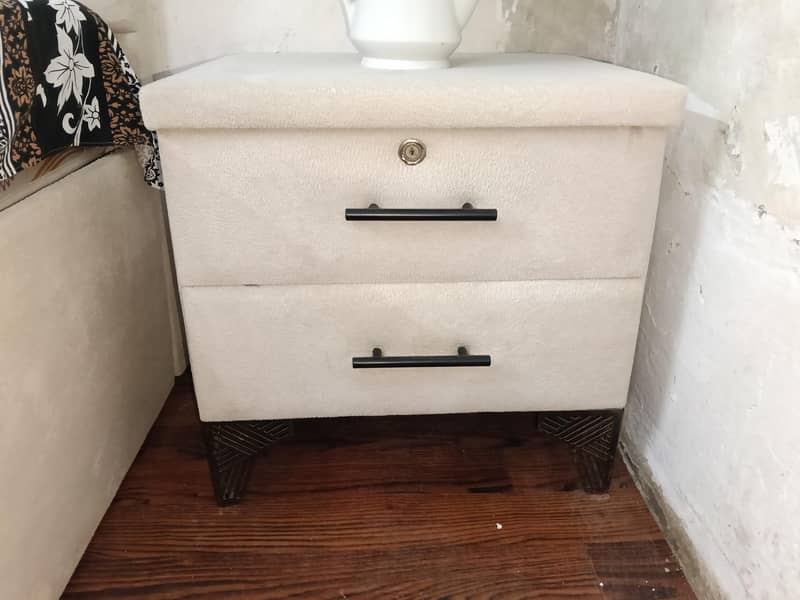 Bed & dressing table 2