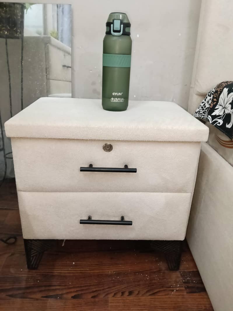 Bed & dressing table 3