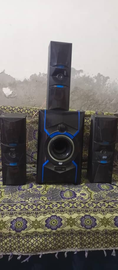High sound quality woofer speaker In good condition for sale