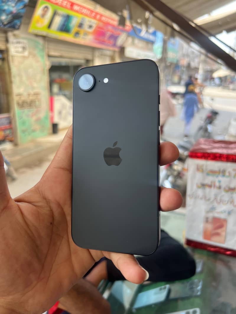 Apple iPhone 16e 2