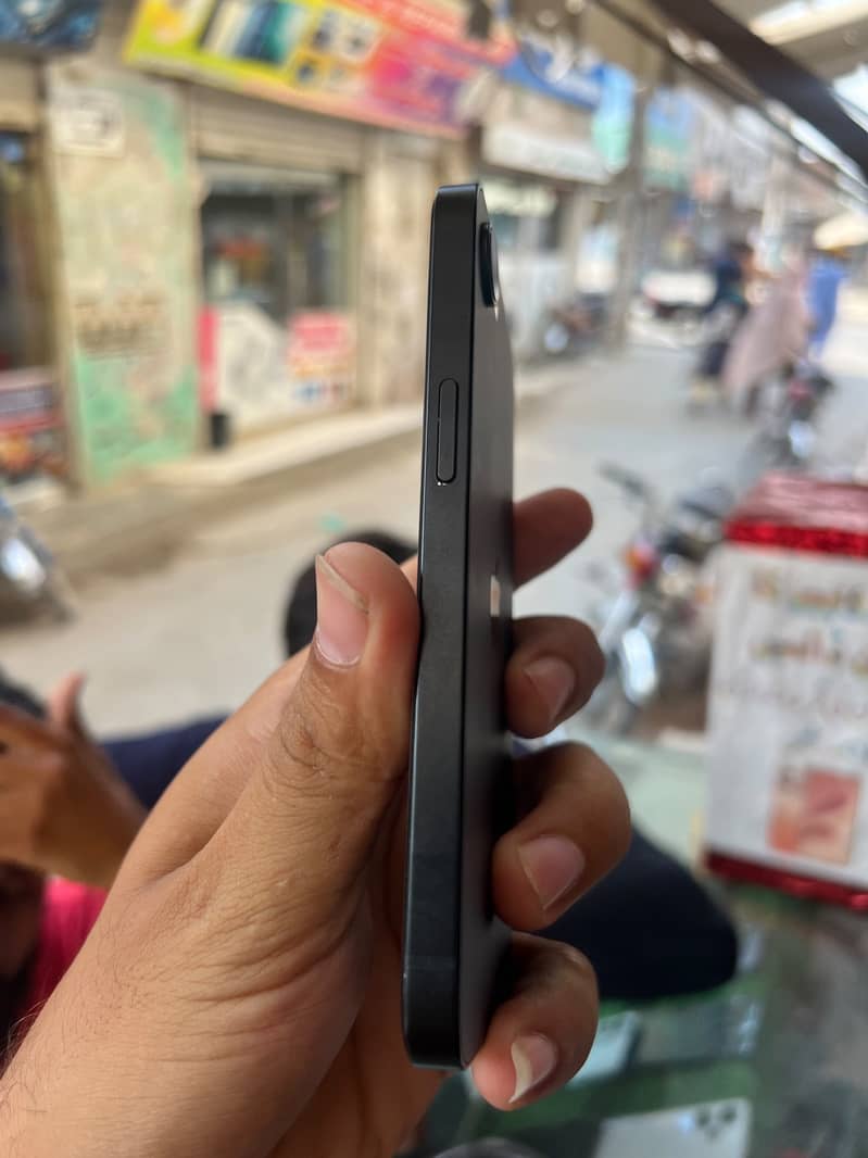 Apple iPhone 16e 3