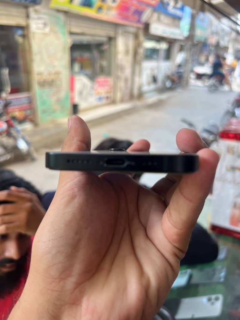 Apple iPhone 16e 4