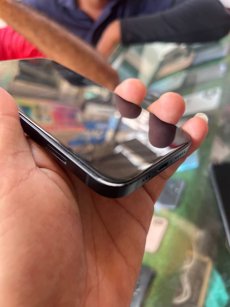 Apple iPhone 16e 5