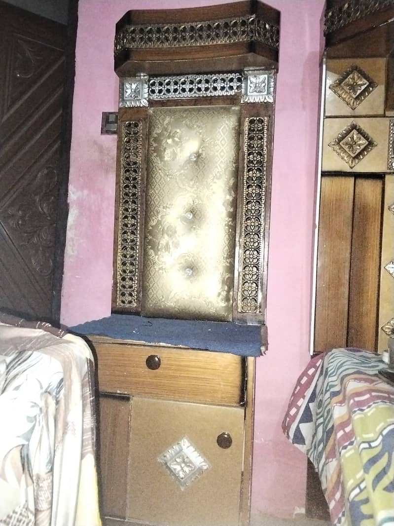 - 1 ڈبل بیڈ - 2 سائیڈ ٹیبل - 1 شوکیس 0