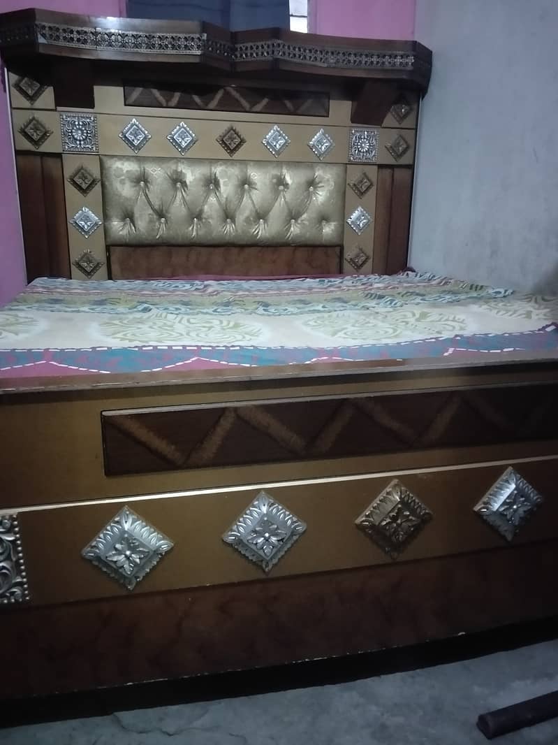 - 1 ڈبل بیڈ - 2 سائیڈ ٹیبل - 1 شوکیس 2