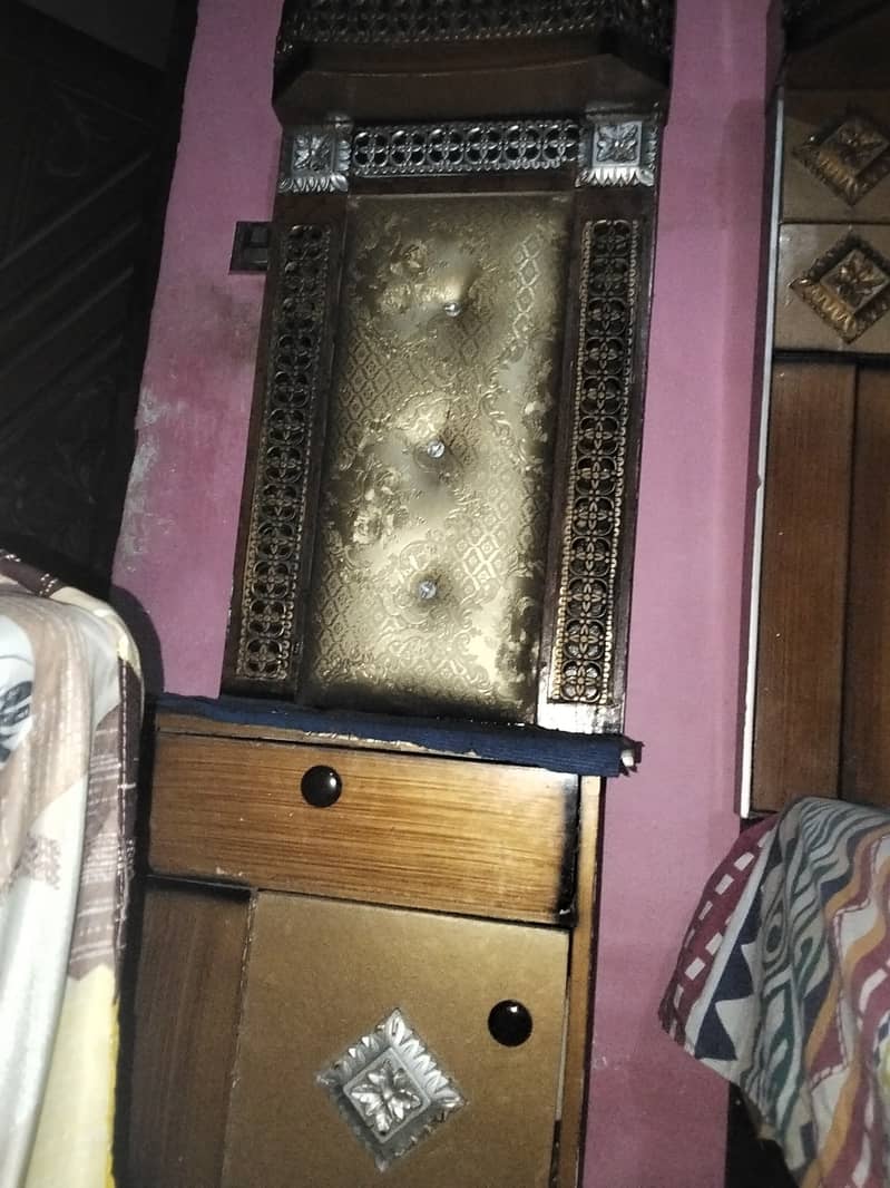 - 1 ڈبل بیڈ - 2 سائیڈ ٹیبل - 1 شوکیس 4