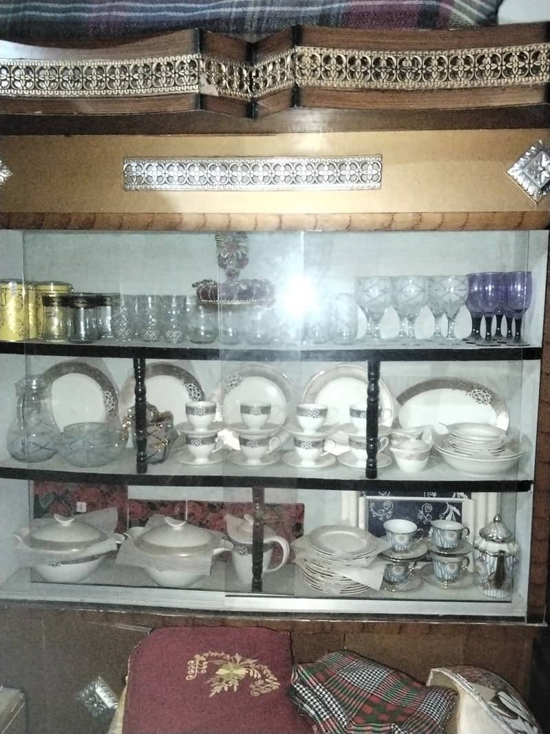 - 1 ڈبل بیڈ - 2 سائیڈ ٹیبل - 1 شوکیس 7