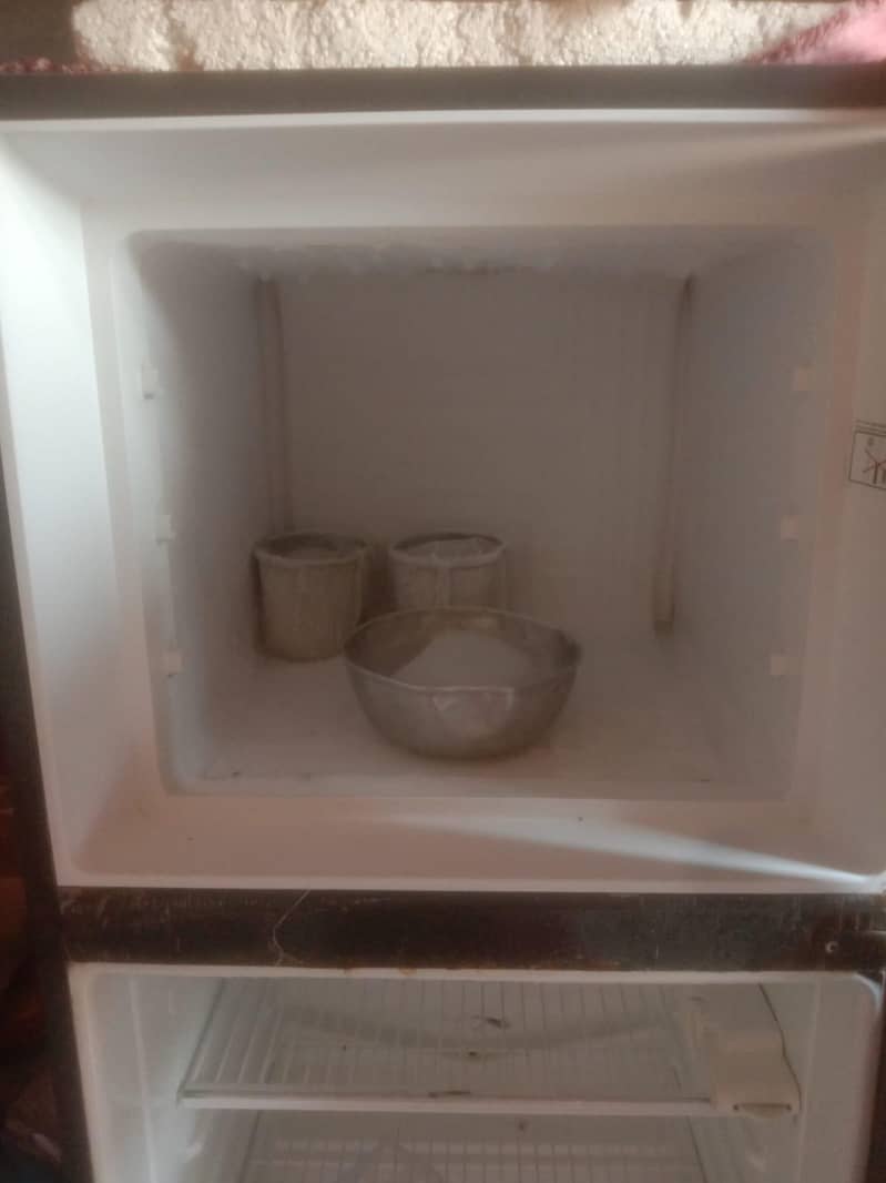 dawlance medium size fridge 1