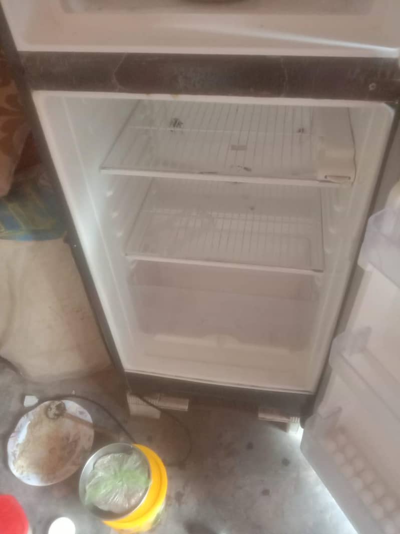 dawlance medium size fridge 4